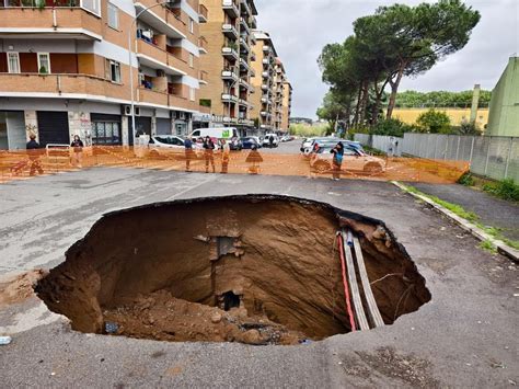 Voragine Al Quadraro A Roma Due Auto Sprofondano In Via Sestio Menas