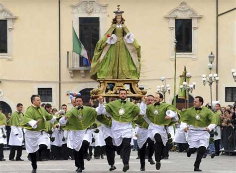 Italia Virtual Tour Il Blog Sulmona La Madonna Che Scappa In Piazza