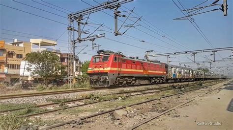 Bihar Famous Train 12565 Bihar Sampark Kranti Express Arriving Deoria