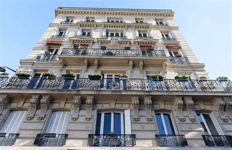 La Façade De La Maison Française Traditionnelle Avec Balcons Et