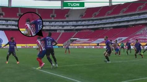 El Codazo Que El Rbitro No Vio Y Debi Ser Penal Para Chivas Tudn