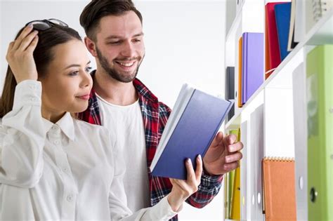 Vista Lateral De Um Casal De Alunos Em Uma Biblioteca A Garota Est