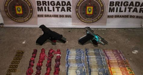 Brigada Aborda Dupla Em Atitude Suspeita E Apreende Pistolas Muni Es