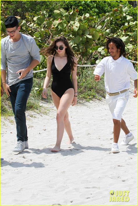 Hailee Steinfeld Wears Plunging One Piece For Miami Beach Day Photo 3664136 Hailee Steinfeld