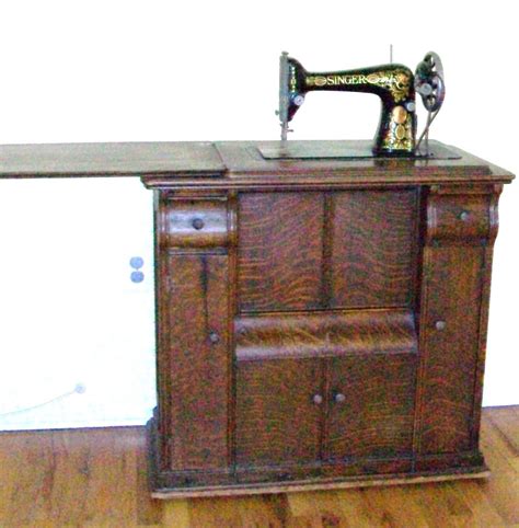 1910 Working Singer Sewing Machine With Original Wooden Case