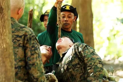 Tentara Usmc Amerika Serikat Ragu Makan Biawak Ular Ajaran Marinir