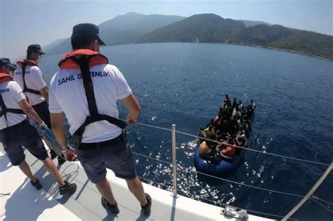 Kuşadası açıklarında Yunanistan dan geri itilen 45 düzensiz göçmen