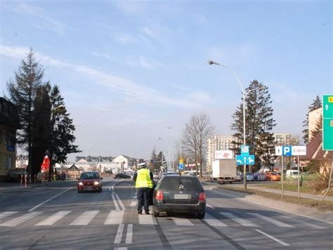 Zamość Wypadek na ul Lwowskiej Volkswagen potrącił 63 latka ZDJĘCIA