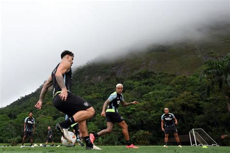 Confira possível escalação do jogo entre Botafogo e Peñarol pela