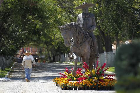 Con Altar Por D A De Muertos Recuerdan En M Xico A Vicente Fern Ndez