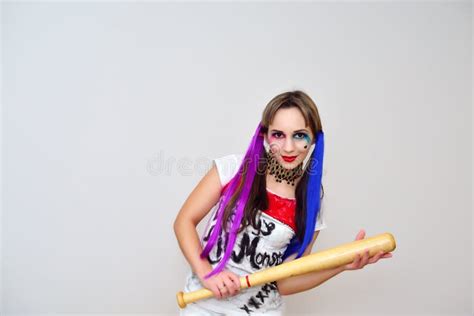 Jogadora Um Taco De Beisebol Na Fantasia De Harley Quinn Foto De