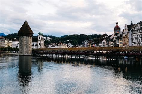 Paisaje Urbano De Lucerna Con El Puente De La Capilla Y La Torre Del