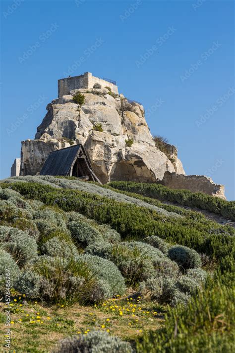 Tour Sarrasine Sur Son Rocher En Contrebas Du Ch Teau Fort De Baux De