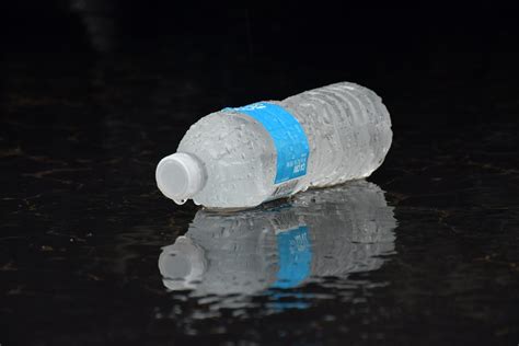 L Eau En Bouteille Massivement Pollu E Par Des Nanoparticules De Plastique