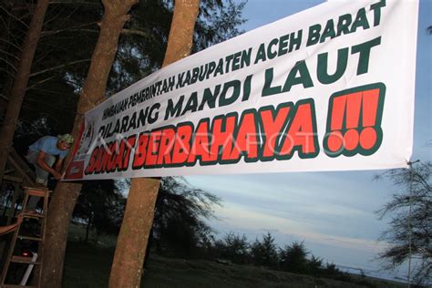 Imbauan Larangan Mandi Di Laut Di Aceh Barat Antara Foto