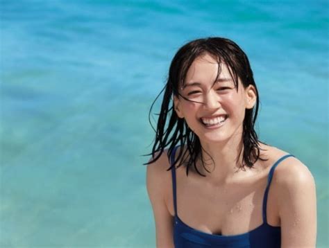 『綾瀬はるか、水着で胸元チラリ ハワイの海で開放的なグラビア企画『原色美女図鑑』撮影』by「オリコン」 ヤフコメ・ドットコム