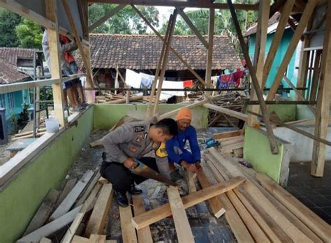 Cerminkan Kebersamaan Bhabinkamtibmas Polsek Cikijing Bantu Warga Yang