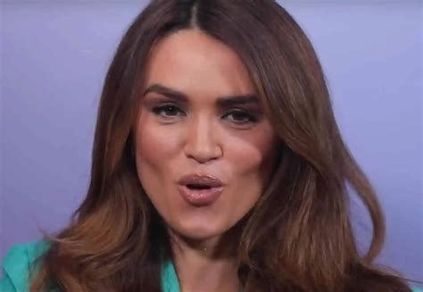 Diane Leyre dévoile sa plastique de rêve dans un bikini ultra échancré