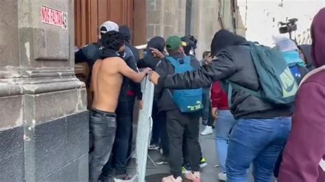 Antes y después así quedó la puerta derribada de Palacio Nacional tras