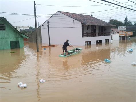 Cheia De Fam Lias Relatam Momentos De Desespero E Reconstru O