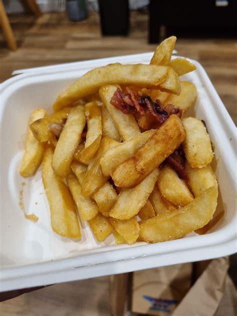 Burger Fuel's new poutine fries. False advertising? : r/newzealand