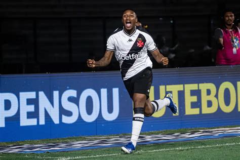 Leandrinho Assinala Em Seus Debutes Pelo Campeonato Carioca E