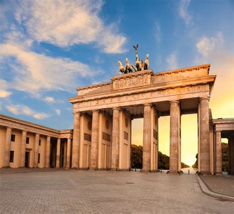 Brandenburger Tor In Berlin Deutschland Bei Sonnenuntergang Stockbild