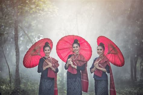 Retrato De Hermosas Mujeres Tailandesas En Traje Tradicional Phu Thai