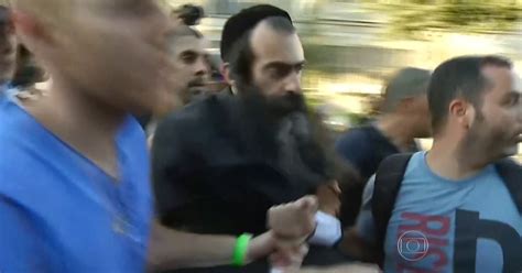 Jornal Nacional Judeu esfaqueia seis pessoas na parada gay de Jerusalém