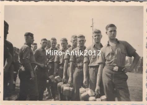 Foto Wehrmacht Soldaten Stehen An Der Feldk Che Mit Kochgeschirr N