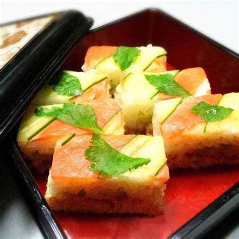 Oshizushi Saumon Concombre Avocat Oeuf De Poisson Maki Sushi