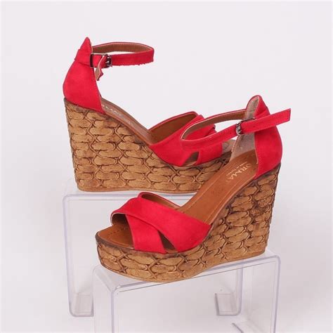 Червени велурени сандали с висока платформа | Shoes, Wedges, Fashion