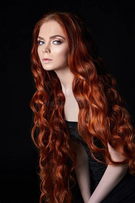 Belle Fille Rousse Sexy Avec De Longs Cheveux Portrait Parfait De Femme