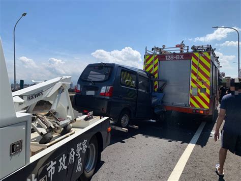 小貨車未注意衝撞消防車尾 駕駛右手腳多處撕裂傷送醫 社會 中時新聞網