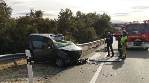 Un fallecido y tres heridos en la colisión frontal entre dos turismos