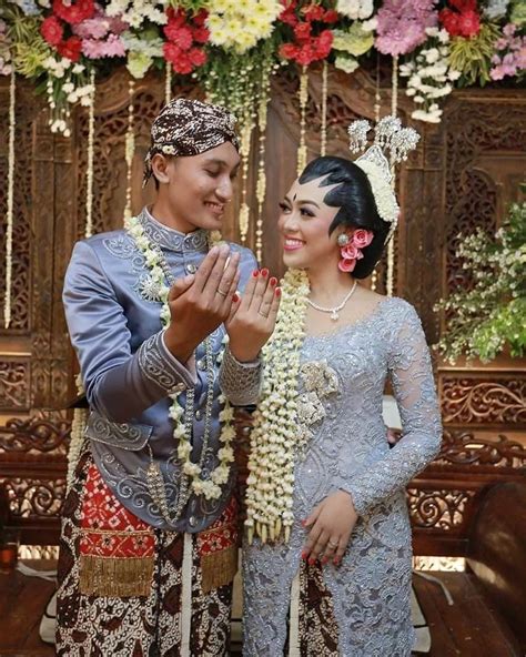 Kebaya Pengantin Warna Biru Muda Dengan Songket