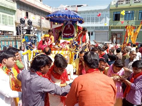 During The Procession People Were Seen Dancing To The Hymns Of Khatu Shyam सवाई माधोपुर में