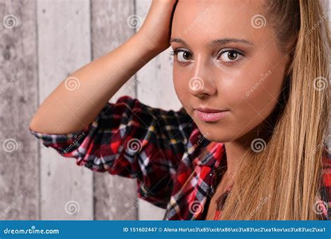 Belle Jeune Fille Blonde Avec De Longs Cheveux Image stock Image du cosmétiques modèle