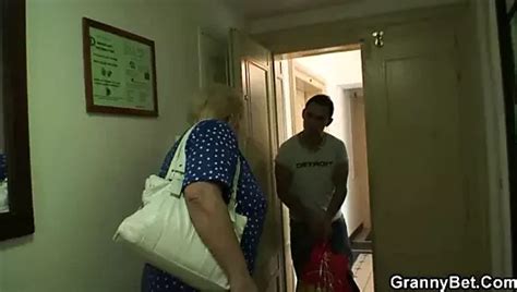 Il Drague Une Mamie Blonde De Ans Pour La Baiser Xhamster