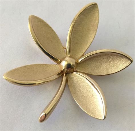 Crown Trifari Gold Daisy Brooch Signed Crown Trifari Gold Brooch