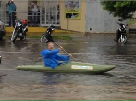 G Carros Ficam Ilhados E Morador Usa Caiaque Em Rua De Ms Ap S Chuva