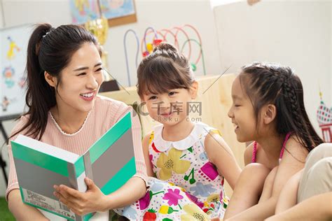 幼儿园老师给小朋友们讲故事高清摄影大图 千库网