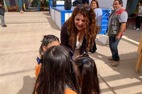 Seremi de Gobierno visitó colegios en Tierra Amarilla en inicio de año