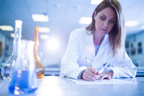 Cientista Que Trabalha No Laborat Rio Foto Premium