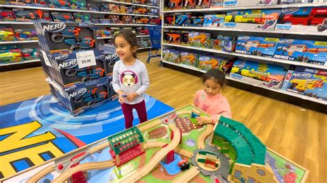 Toysrus Fun With Hana And Sofia Playing Painting And Exploring The