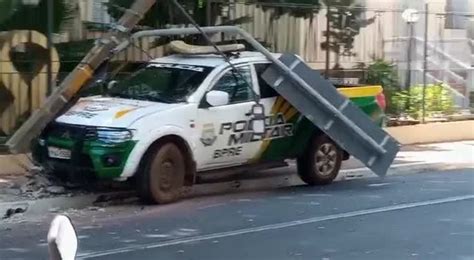 Viatura Da PM Derruba Poste No Centro De Teresina Ao Desviar De