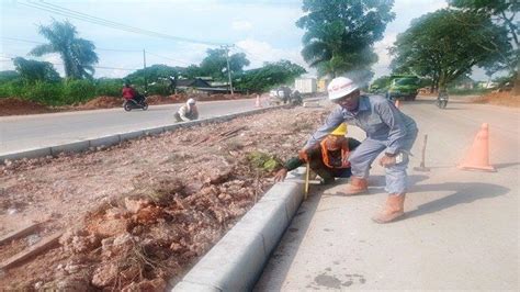 Pemasangan Kanstin Pembatas Median Tengah Dan Trotoar Sepanjang Jalan