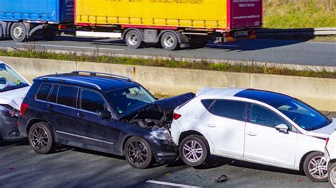 Mindestens Zwei Verletzte Bei Massenkarambolage Auf A Bei Pforzheim