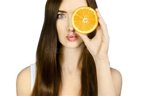 Portret Van Mooi Brunette Met Plak Van Citrusvrucht Dichtbij Haar Oog Stock Foto Image Of