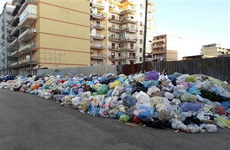 Crisi Rifiuti In Campania Va Avanti Il Dossier Dei Verdi LE FOTO